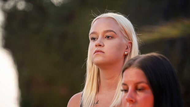 TIS-Eetu nostaa sinkku-Essin seksiasentoon - tyttöystävä järkyttyy iltanuotiolla Temptation Island Suomi Julia