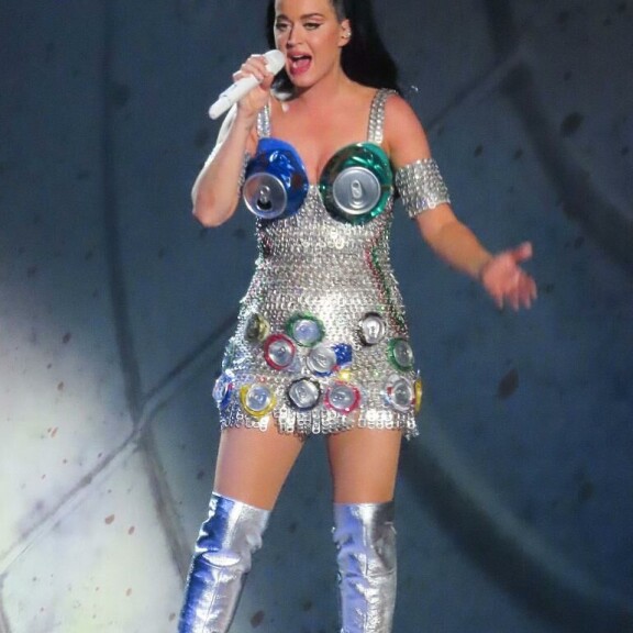Katy Perry sonnustautui juomatölkeistä valmistettuun asuun. katy perry