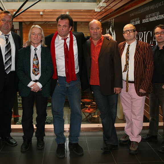 Lapinlahden linnut -jäsenet vuonna 2008: kuvassa vasemmalta Mikko Kivinen, Matti Jaaranen, Tapio Liinoja, Markku Toikka, Timo Eränkö ja Pekka Hedkrok. lapinlahden linnut