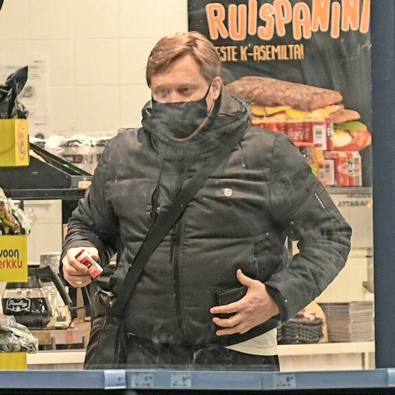 Lukot jäässä?! Samuli Edelmann bongattiin myöhäisiltä ostoksilta – kuva! Samuli Edelmann
