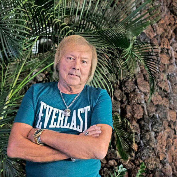 Dannyn ja Armin suhde oli yli vuosikymmenen ajan julkinen salaisuus. Laulaja erosi puolisostaan Liisa Lipsasesta vasta kolme vuotta Armin kuoleman jälkeen. Danny
