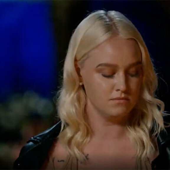 Julia ei pystynyt katselemaan kultansa käyttäytymistä videolla. Temptation island suomi Julia