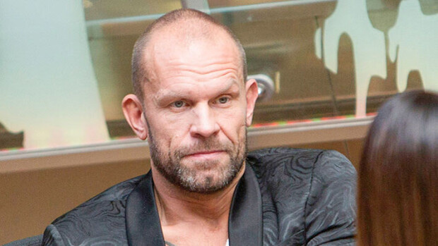 Kohubileissä nukahtanut Jere Karalahti somettaa muina miehinä – juhliminen toi rajun muutoksen ulkonäköön Jere Karalahti