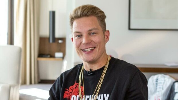 Ohhoh! Nelikymppinen Cheek innostui hemmotteluhoidoista - bongattiin matkalla päähierontaan Cheek