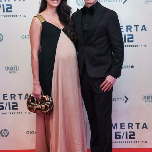 Alexandra ja Jasper kuvattiin marraskuussa Omerta 6/12 -elokuvan ensi-illassa. Jasper Pääkkönen
