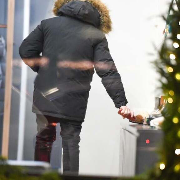 Ex-räppäri asioi ennen joulua hienostoputiikissa. Ex-räppäri asioi ennen joulua hienostoputiikissa.