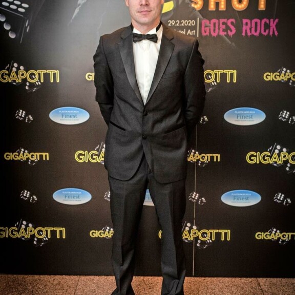 Hymy ei ole hyytynyt, vaikka verottaja perii rallimieheltä jättisummaa. Hymy ei ole hyytynyt, vaikka verottaja perii rallimieheltä jättisummaa.