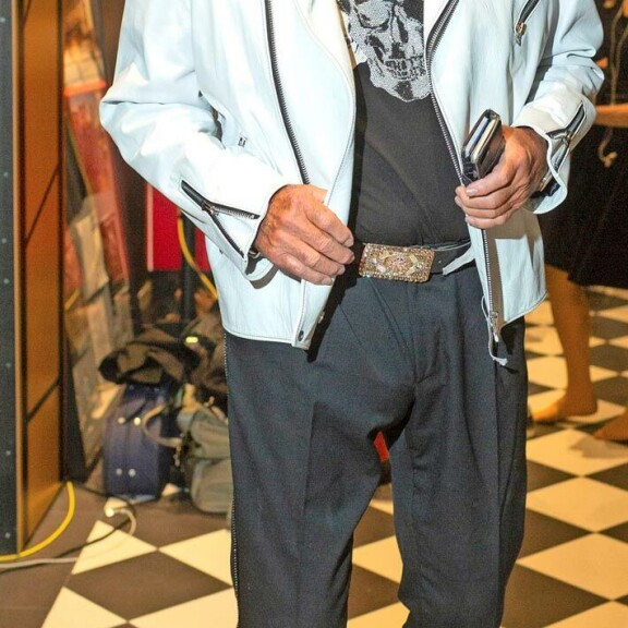 Joulunpyhät Danny oli kotona Kirkkonummella Helmi vieraanaan. Tämä lienee harmittanut siskonsa kanssa vanhempiensa luona Pirkanmaalla ollutta Erikaa. Joulunpyhät Danny oli kotona Kirkkonummella Helmi vieraanaan. Tämä lienee harmittanut siskonsa kanssa vanhempiensa luona Pirkanmaalla ollutta Erikaa.