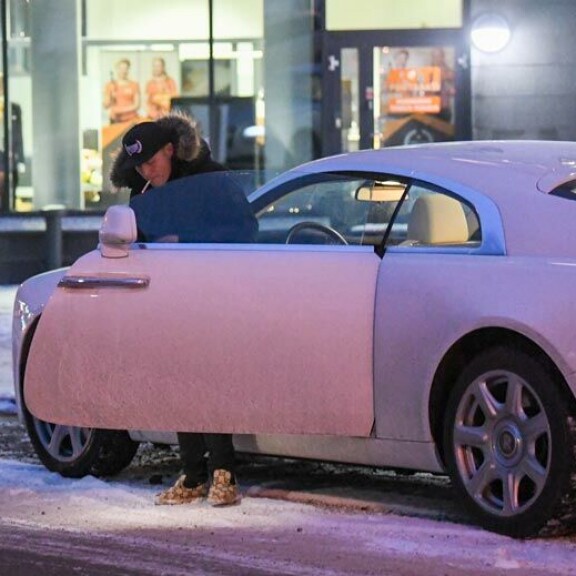 Cheekiä ei ilmeisesti tupakansavu haittaa, sillä hän jatkoi sauhuttelua loistoautossaan. Cheekiä ei ilmeisesti tupakansavu haittaa, sillä hän jatkoi sauhuttelua loistoautossaan.
