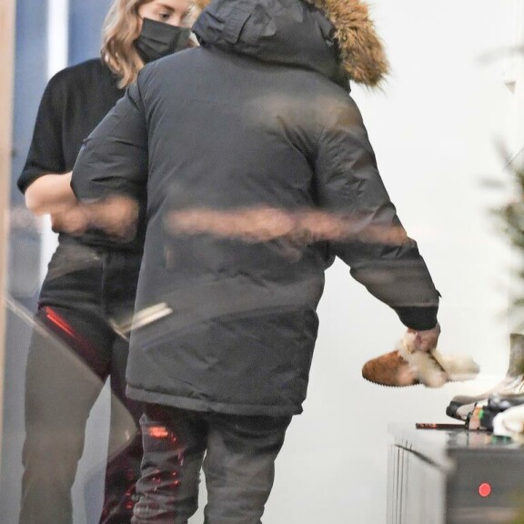 Räppäri osti putiikista Celine-malliston pörröiset First Slide -aamutohvelit, joiden voisi olettaa päätyneen hänen rakkaalleen. Räppäri osti putiikista Celine-malliston pörröiset First Slide -aamutohvelit, joiden voisi olettaa päätyneen hänen rakkaalleen.