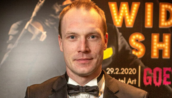 Jari-Matti sanoo, ettei osaa laulaa, mutta videolla hän kyllä osasi ottaa yleisönsä Levillä.