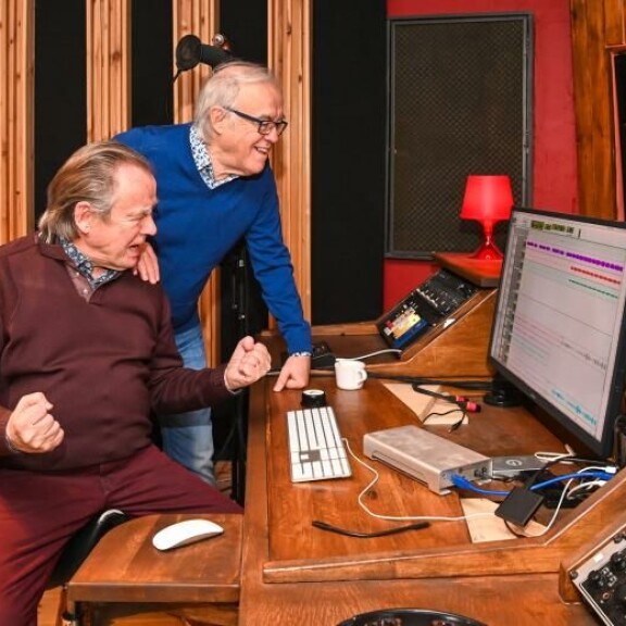 JESSS! Nyt pukkaa priimaa! Liukuhihanlta hittejä tehneet Matti ja Teppo ovat tottuneita studiotyöskentelijöitä. JESSS! Nyt pukkaa priimaa! Matti ja Teppo ovat tottuneita studiotyöskentelijöitä.