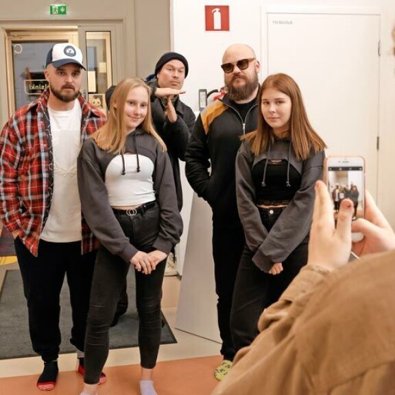 Yläasteen viimeistä luokkaa käyvät Emma ja Vilma (oik.) halusivat hekin fanikuvaan Teflon Brothersin kanssa, kuten kaikki muutkin nuoret. Yläasteen viimeistä luokkaa käyvät Emma ja Vilma (oik.) halusivat hekin fanikuvaan Teflon Brothersin kanssa, kuten kaikki muutkin nuoret.