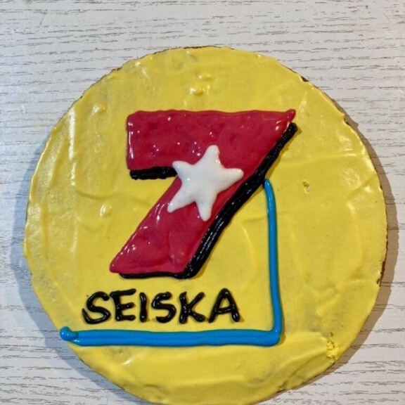 Tässä Piparkakan tulkinta Seiskan logosta leivonnaisen pintaan ikuistettuna. Seiskan pipari