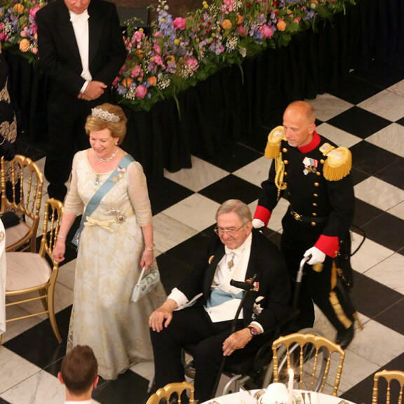 Konstantin turvautui pyörätuoliin jo kolme vuotta sitten Tanskan kruununprinssi Frederikin 50-vuotissyntymäpäivillä. Vierellä kulkee vaimo, ex-kuningatar Anne-Marie. Kreikan ex-hallitsijapari Konstantin ja Anne-Marie