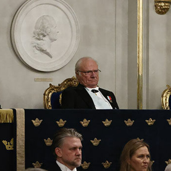 Akatemian tilaisuus oli juhlava. Kaarle Kustaa oli pukeutunut frakkiin ja kuninkaalliset naiset samettisiin pukuihin. Ruotsin hallitsijapari Kaarle Kustaa ja Silvia sekä kruununprinsessa Victoria