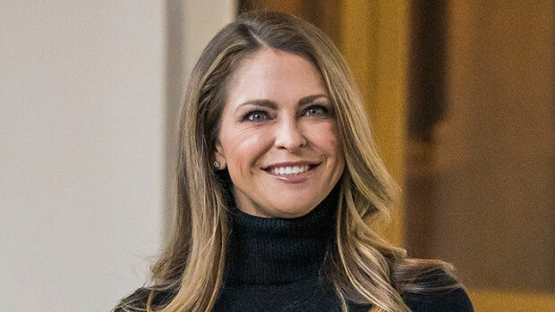 Ruotsiin saapunut Madde astui perheineen kameroiden eteen - julkisuuteen tottumattomat Adrienne ja Nicolas takertuivat äitinsä helmoihin Ruotsin prinsessa Madeleine