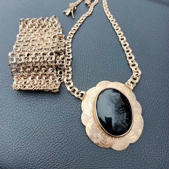 Sanna sai uhreiltaan lainaksi arvokkaita ja uniikkeja kultakoruja. – Osa näistä on perintökalleuksia, yksi uhreista kertoo. Sanna sai uhreiltaan lainaksi arvokkaita ja uniikkeja kultakoruja. – Osa näistä on perintökalleuksia, yksi uhreista kertoo.