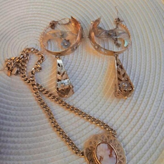 Sanna sai uhreiltaan lainaksi arvokkaita ja uniikkeja kultakoruja. – Osa näistä on perintökalleuksia, yksi uhreista kertoo. Sanna sai uhreiltaan lainaksi arvokkaita ja uniikkeja kultakoruja. – Osa näistä on perintökalleuksia, yksi uhreista kertoo.