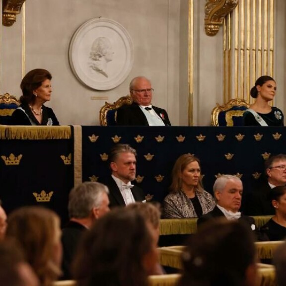 Juhlaväen ilmeistä päätellen juhlapuheet olivat pitkiä. kuningatar silvia, kuningas kaarle kustaa, kruununprinsessa victoria