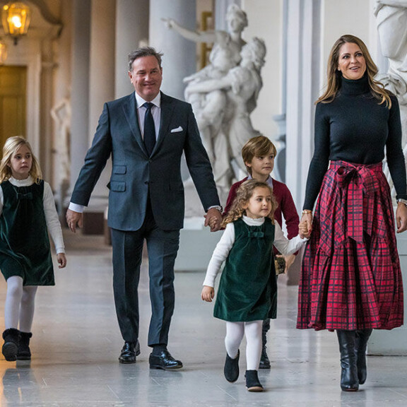 Chris on saanut runsaasti arvostelua ruotsalaisilta, koska näyttäytyy vain harvoin julkisuudessa. Ruotsin prinsessa Madeleine ja Chris O'Neill, Leonore, Nicolas ja Adrienne