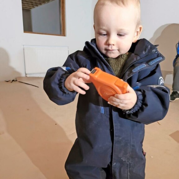 Benkkukin on päässyt tutustumaan työmaaelämään. – Työkalut, lattiaharja ja mittanauha ovat kiinnostaneet häntä. Benkkukin on päässyt tutustumaan työmaaelämään. – Työkalut, lattiaharja ja mittanauha ovat kiinnostaneet häntä.