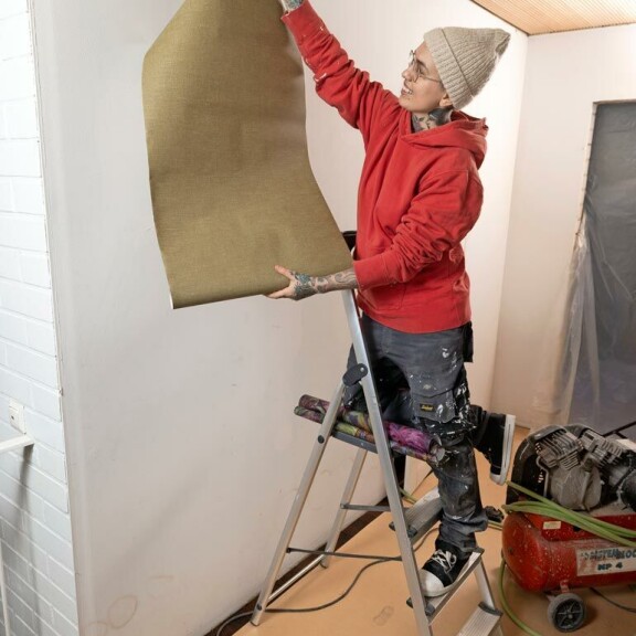 Lähes kaikki talossa menee uusiksi, mutta arvokkaan wenge-parketin Nata säästi. – Se on nyt hiottu, öljytty, ja asennettu paikoilleen. Lähes kaikki talossa menee uusiksi, mutta arvokkaan wenge-parketin Nata säästi. – Se on nyt hiottu, öljytty, ja asennettu paikoilleen.