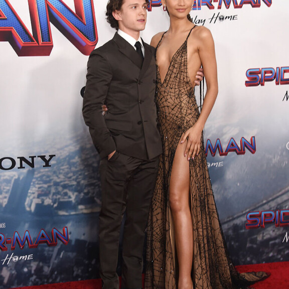 Zendayan käsipuolessa komeileva Tom Holland luotti Pradan mittatilaustyönä tehtyyn pukuun, joka on kerrassaan elegantti. Zendaya