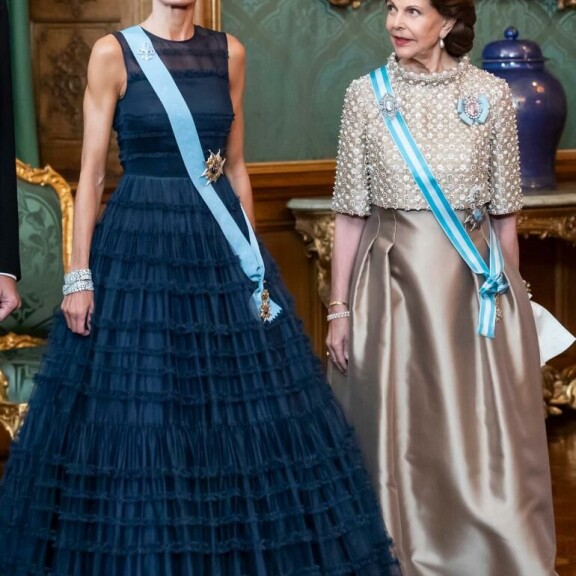 Kuningatar Letizia ja kuningatar Silvia poseerasivat yhdessä kuningas Kaarle Kustaan isännöimissä juhlissa marraskuussa. Letizia, Silvia