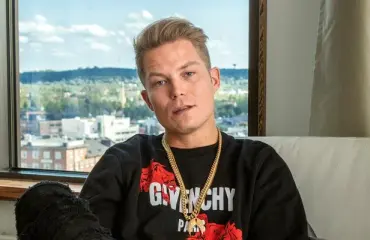 Cheekin miljoonasotkulla raju seuraus – ex-ystävä potkittiin ulos kohutusta salaseurasta! 