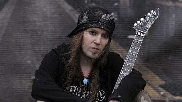 Children of Bodom -kitaristi Alexi Laiho pääsi vihdoin haudan lepoon – lähipiirin riidasta sopu Alexi Laiho