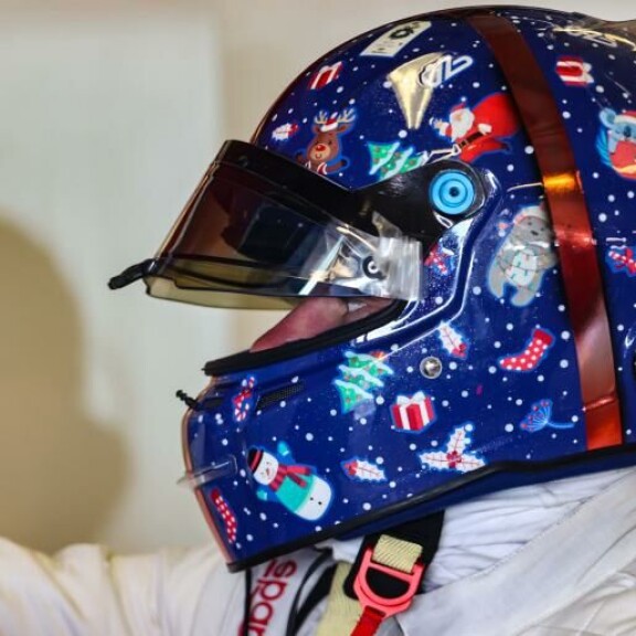 Valtteri Bottaksen kypärä henki joulutunnelmaa. Valtteri Bottas