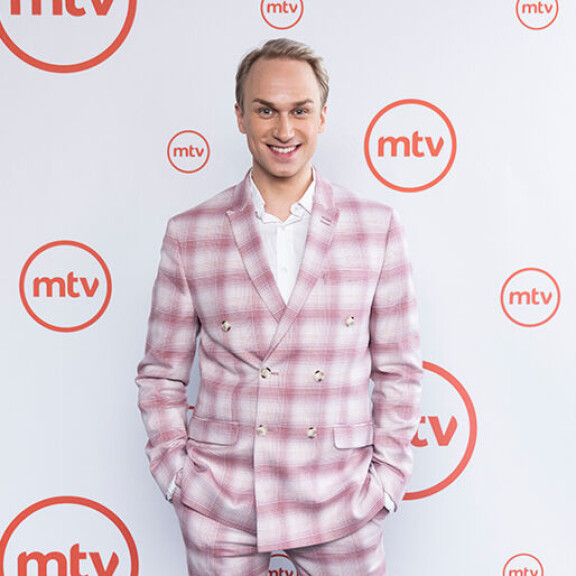 Christoffer juontaa ensi keväänä toisen Putous-kautensa. Christoffer Strandberg