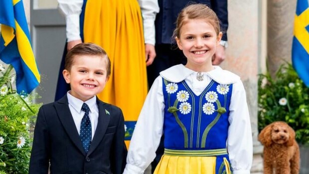 Prinsessa Estelle, 9, pukeutui Lucia-neidoksi - on kuin ilmetty äitinsä kruununprinsessa Victoria lapsena prinssi oscar, prinsessa estelle