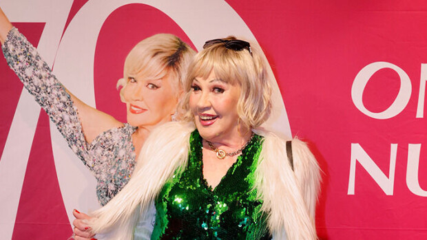 Vau mikä asu! Hannele Lauri häikäisi 70 on vain numero -elokuvan kutsuvierasensi-illassa - pukuloistoa punaiselta matolta Hannele Lauri