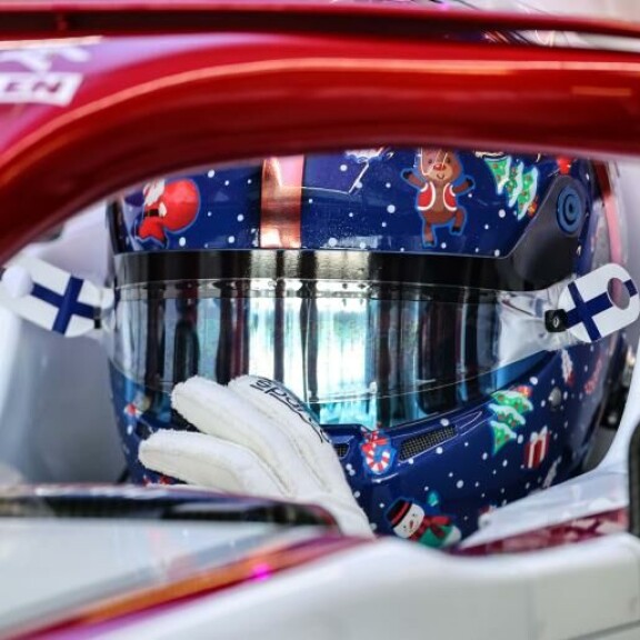 Bottaksen kypärään kiinnitettiin myös Suomen liput. Valtteri Bottas