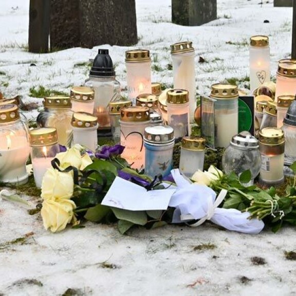 41-vuotiaana kuolleen Alexin haudalla palaa kynttilöitä. Fanit voivat käydä jättämässä tervehdyksensä Malmin hautausmaalla, Helsingissä. 41-vuotiaana kuolleen Alexin haudalla palaa kynttilöitä. Fanit voivat käydä jättämässä tervehdyksensä Malmin hautausmaalla, Helsingissä.
