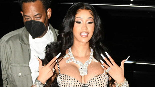 Yritä katsoa silmiin... Cardi B näyttäytyi Playboy-bileissä - uhkeus suorastaan vyöryy pinkeästä mekosta Cardi B