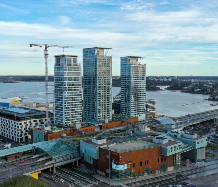 Pilvenpiirtäjistä pääsee suoraan Redin kauppakeskuksen palveluiden ääreen. Pilvenpiirtäjistä pääsee suoraan Redin kauppakeskuksen palveluiden ääreen.