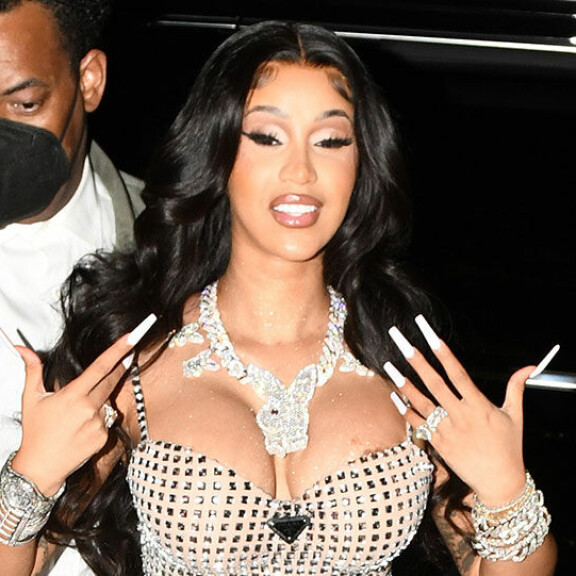 Yritä katsoa silmiin... Cardi B näyttäytyi Playboy-bileissä - uhkeus suorastaan vyöryy pinkeästä mekosta Cardib