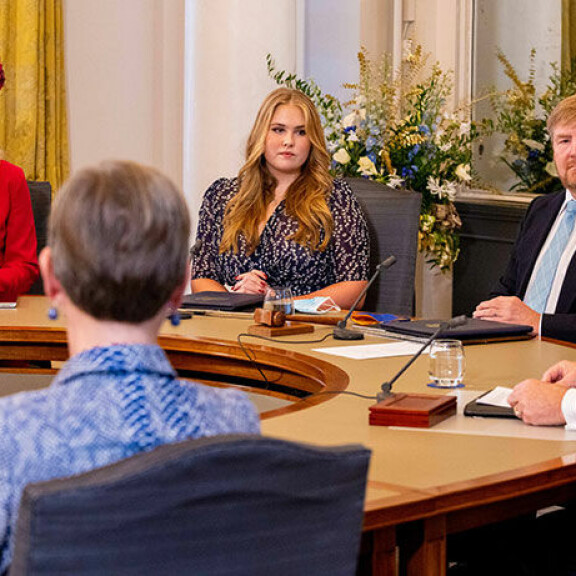 Hollannin Amalian kuningatarkoulu alkoi - kruununprinsessa neuvostolle: 'Yritän olla hyvä' Hollannin kruununprinsessa Amalia