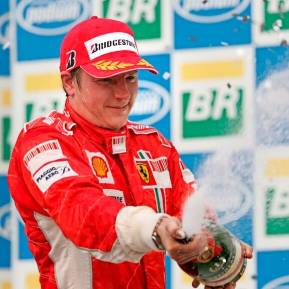 Se on siinä! Kimi tuulettaa F1-mestaruutta 2007. Suomalainen on yhä viimeisin maailmanmestaruuden voittanut Ferrari-kuski. Se on siinä! Kimi tuulettaa F1-mestaruutta 2007. Suomalainen on yhä viimeisin maailmanmestaruuden voittanut Ferrari-kuski.