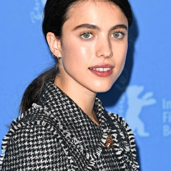Kim Kardashianin uusi rakas Pete Davidson paljastui pelimieheksi – Ariana Grandelta villi vihjaus koomikon miehuuden koosta Margaret Qualley