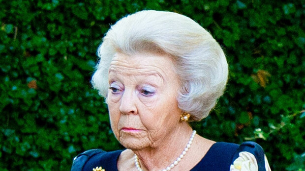 Hollannin iäkäs ex-hallitsija Beatrix sai koronan - palasi Karibialta päiviä aiemmin Hollannin prinsessa Beatrix