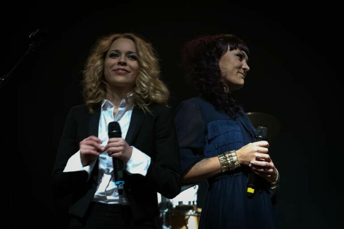 Paula ja Mira kohtasivat ensimmäisen kerran Popstars-kilpailun jälkimainingeissa vuonna 2002. Keikkailua jatkui yhteisesti aina vuoteen 2013 asti.