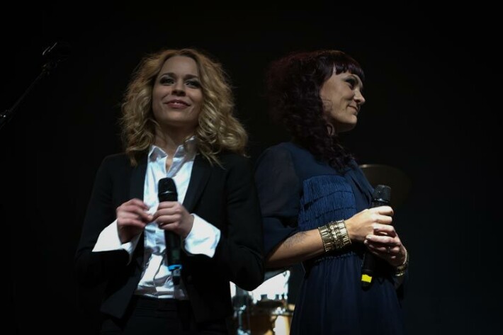 Paula ja Mira kohtasivat ensimmäisen kerran Popstars-kilpailun jälkimainingeissa vuonna 2002. Keikkailua jatkui yhteisesti aina vuoteen 2013 asti. Paula ja Mira kohtasivat ensimmäisen kerran Popstars-kilpailun jälkimainingeissa vuonna 2002. Keikkailua jatkui yhteisesti aina vuoteen 2013 asti.