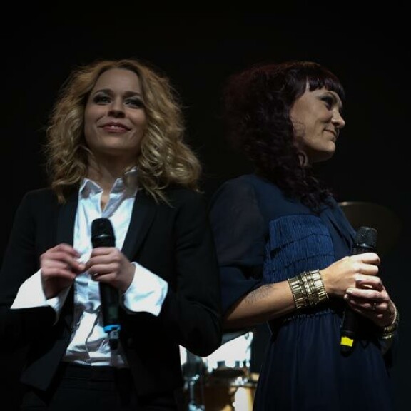 Paula ja Mira kohtasivat ensimmäisen kerran Popstars-kilpailun jälkimainingeissa vuonna 2002. Keikkailua jatkui yhteisesti aina vuoteen 2013 asti. Paula ja Mira kohtasivat ensimmäisen kerran Popstars-kilpailun jälkimainingeissa vuonna 2002. Keikkailua jatkui yhteisesti aina vuoteen 2013 asti.