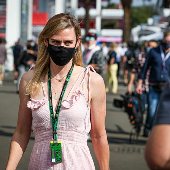 Marraskuussa Meksikon GP:ssä Valtteria kannustanut Tiffany luottaa naapurintyttömäiseen tyyliin formulaglamourin keskellä. Tiffany