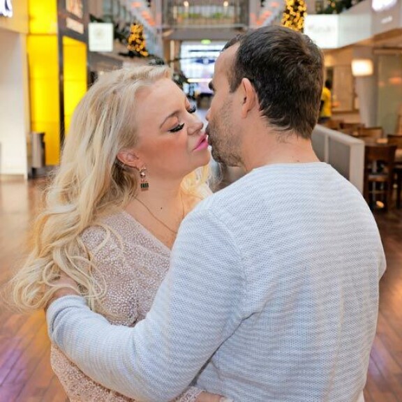 Johanna ja Paul toivovat saavansa tulevaisuudessa lisää lapsia. Johanna ja Paul toivovat saavansa tulevaisuudessa lisää lapsia.