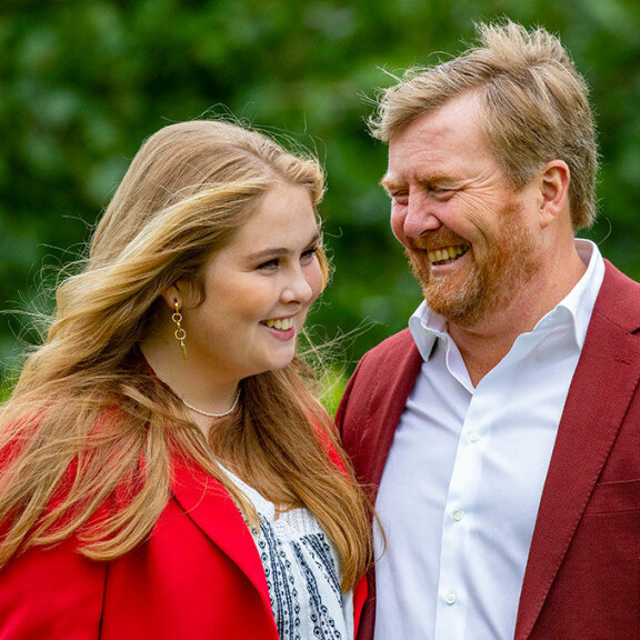 Amalia täytti eilen (7.12.) 18 vuotta, joten hänellä on nyt oikeus kruunuun. Kuvassa myös isä, kuningas Willem-Alexander. Hollannin kruununprinsessa Amalia ja kuningas Willem-Alexnader
